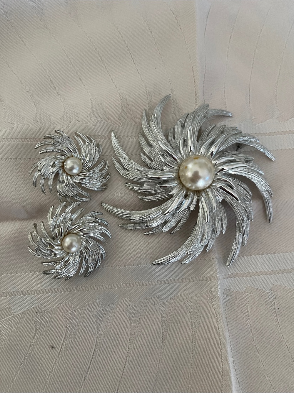 Vintage Sarah Coventry Sunburst Brooch Gold Tone Faux Pearl Center Pin
